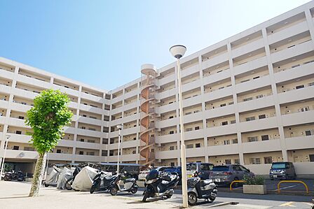 鉄筋コンクリート造陸屋根7階建て、総戸数277戸のマンションです