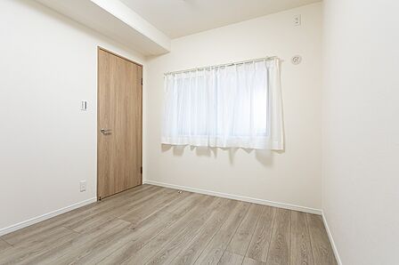 約5.0帖の洋室1です(廊下向きの窓は吹き抜けに面しておりプライバシーに配慮されています)