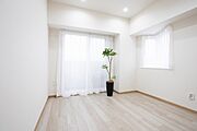 北西洋室1（約6．3帖）は2面採光の明るいお部屋です