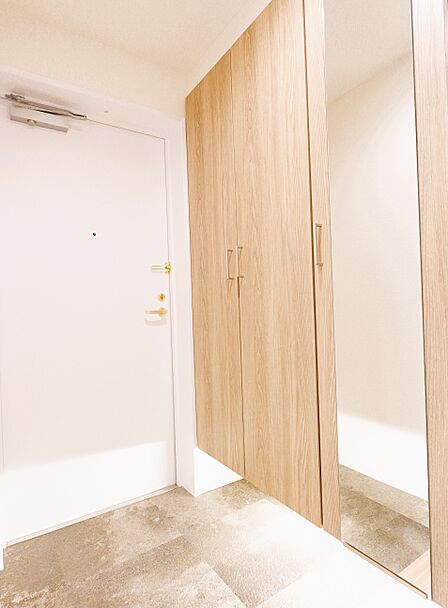 玄関には天井高まであるシュークロゼット