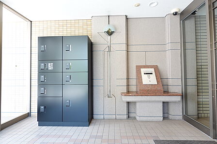 不在時でも荷物の受け取りのできる宅配ボックスが設置されています