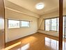 その他：2面採光の明るい南東側洋室