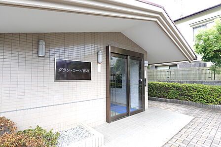 オートロック機能付きマンション入口の様子