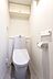 洗面：清潔感のあるシンプルなトイレ。上部収納付きのためトイレットペーパーや掃除用品をすっきり収納できます。