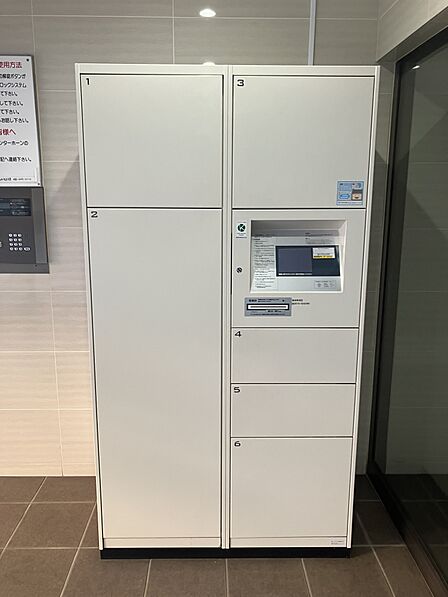 共用部に宅配ボックスがあるため、不在時にも荷物の受け取りが可能です