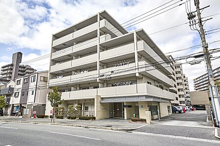 東方向から撮影した建物外観写真。地上9階建て。2006年8月築。総戸数126戸。