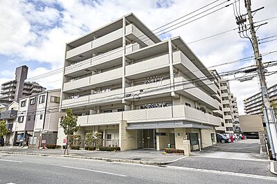 外観:東方向から撮影した建物外観写真。地上9階建て。2006年8月築。総戸数126戸。 外観:東方向から撮影した建物外観写真。地上9階建て。2006年8月築。総戸数126戸。