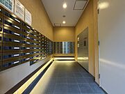 共用部に宅配ボックスがあるため、不在時にも荷物の受け取りが可能です。