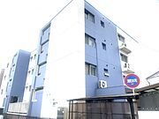 白と青の存在感のあるツートンカラーの外観