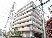 重厚感あるタイル張りの外観