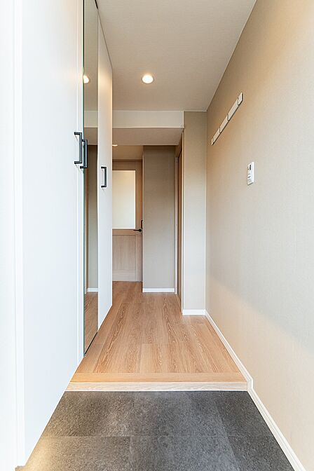 ゆったりとしたシューズボックス（下足入）のある玄関