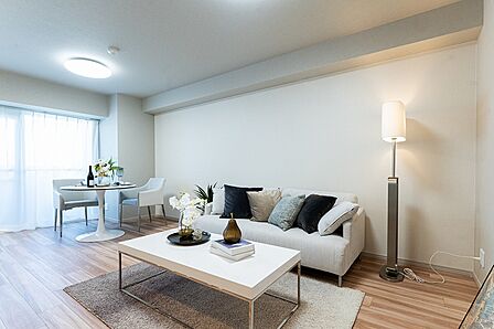 東面バルコニーに面した明るいLDK（時間帯により日当たりは変わります。）