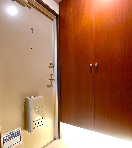 下足入れ付きの玄関です。
