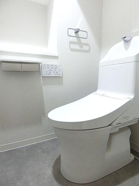 　温水洗浄便座付きのトイレです。