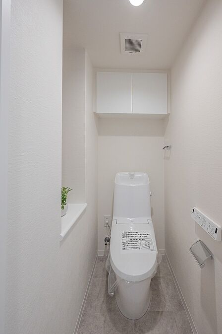 INAX(リクシル)製のお手洗いです。戸棚もあり収納も可能です。