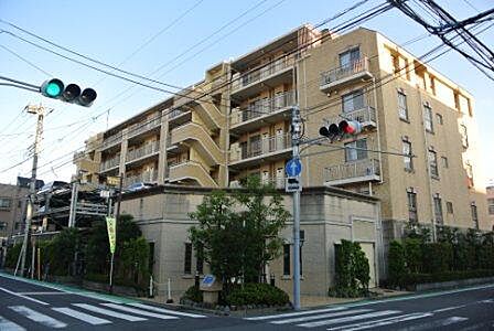 南欧風のマンション外観