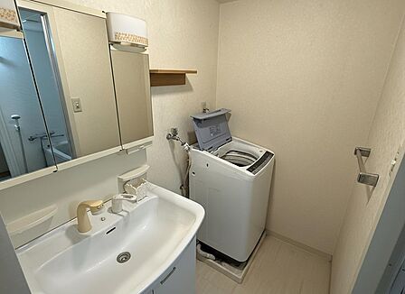 三面鏡収納のある洗面台CGで作成したリフォームイメージです、掲載の画像は現況優先とします。