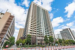 堂々と佇むタイル貼りの外観