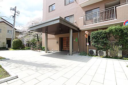キャノピー付きのエントランス