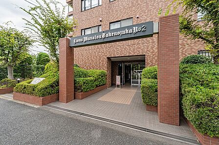 ベビーカーや車いすでも入りやすい段差のないエントランス