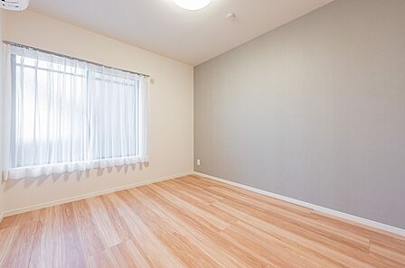 出っ張りがなく、家具の配置もしやすい約5.5帖の洋室1