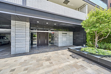 両サイドにシンボルツリーを配した重厚感のあるエントランス