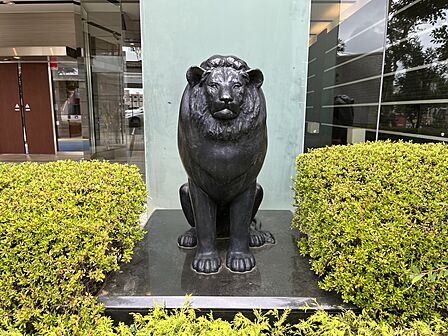 ライオン像がお出迎え