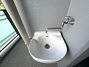 バルコニーにはスロップシンク付き。掃除やガーデニングの後片付けにも便利。使い勝手の良い設備です。