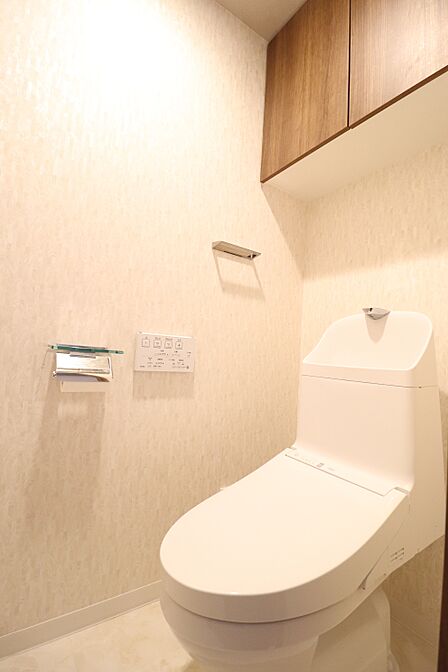 上部に吊り戸棚があるので、トイレットペーパーのストックや掃除用品を収納できます