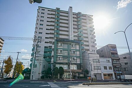 2005年3月築、総戸数74戸(住居73戸・集会室1戸)