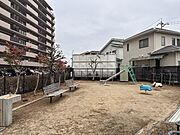 マンションの敷地内には公園がございます