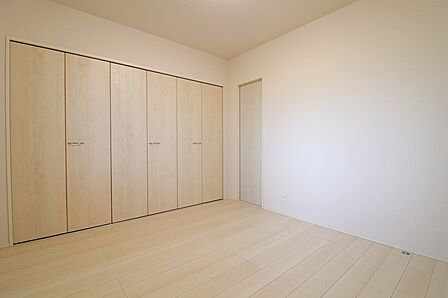 洋室約6.6帖 直接洗面室へ移動できます(2025年2月撮影)