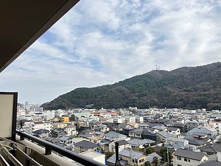 バルコニーからの眺望(南東方向) 該当住戸からの眺望は永久に保証されるものではありません。
