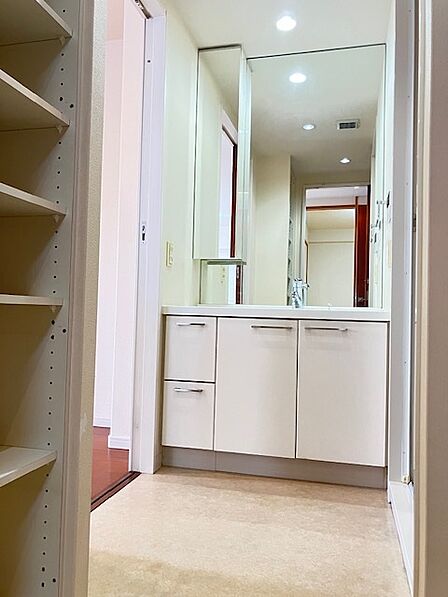 キッチンと廊下から双方行き来ができる洗面室