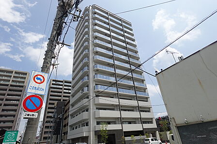 南西方向からの外観