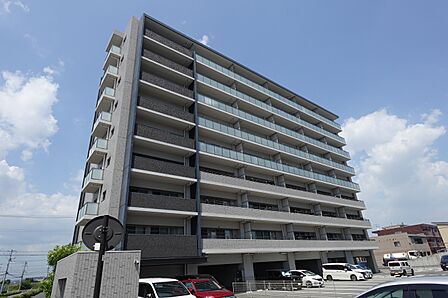 南西方向からの外観
