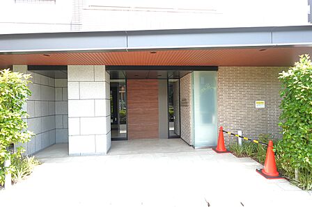 マンション入口前