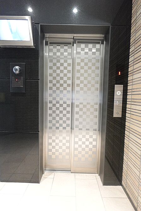 エレベーター内に防犯カメラを設置し、モニターを1階に配置