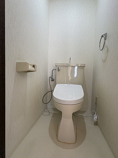 温水洗浄機能付き便座 トイレ内側ドアの上部に吊戸棚付です
