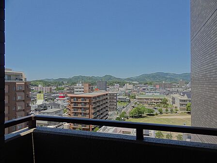 北面バルコニー(眺望は永続的に保証されるものではありません)