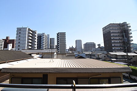 バルコニーからの眺望。開放感があります。 (眺望は永続的に保証されるものではありません)