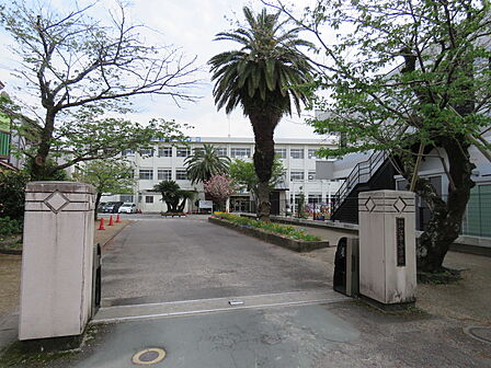 江平小学校まで1,020m