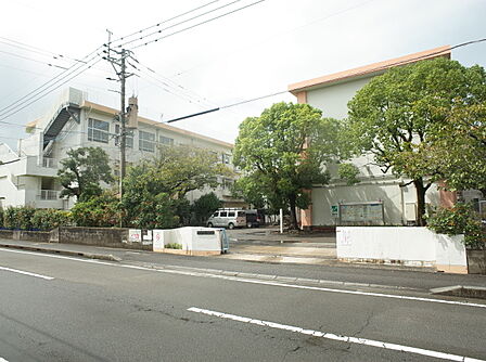 潮見小学校まで約1，220ｍ