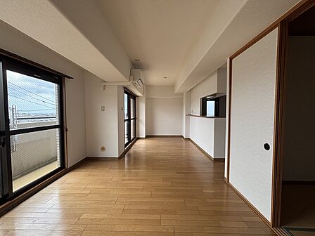 リビングダイニング約13.4帖。開口部の面積が大きく、明るい空間です。