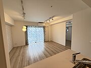 家具配置がしやすい整形タイプのLDK。窓からの採光も良く、日中は照明に頼らず過ごせます。