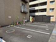 敷地内に来客用の駐車場が3台（1時間以内無償、その後1時間毎100円等の運営細則あり）