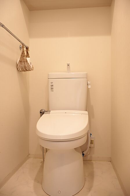 温水洗浄機能付き便座 壁面にリモコン有り