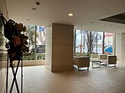 ロビーは大きな窓に彩られ開放的な空間です
