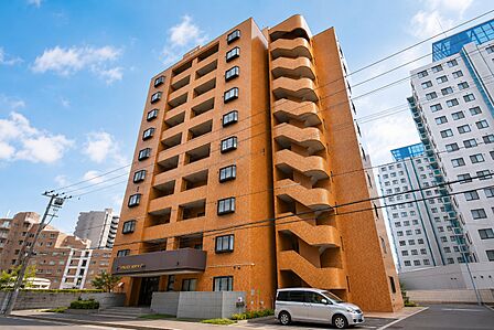 時代に左右されない、オレンジ色タイル貼りの外観「ダイアパレス北10条」