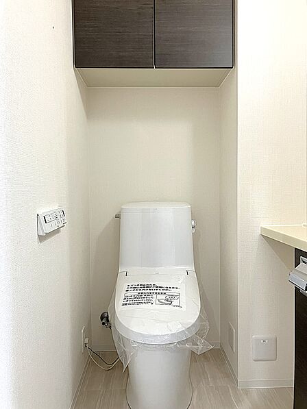 温水洗浄便座付トイレ 手洗いカウンターと収納あり